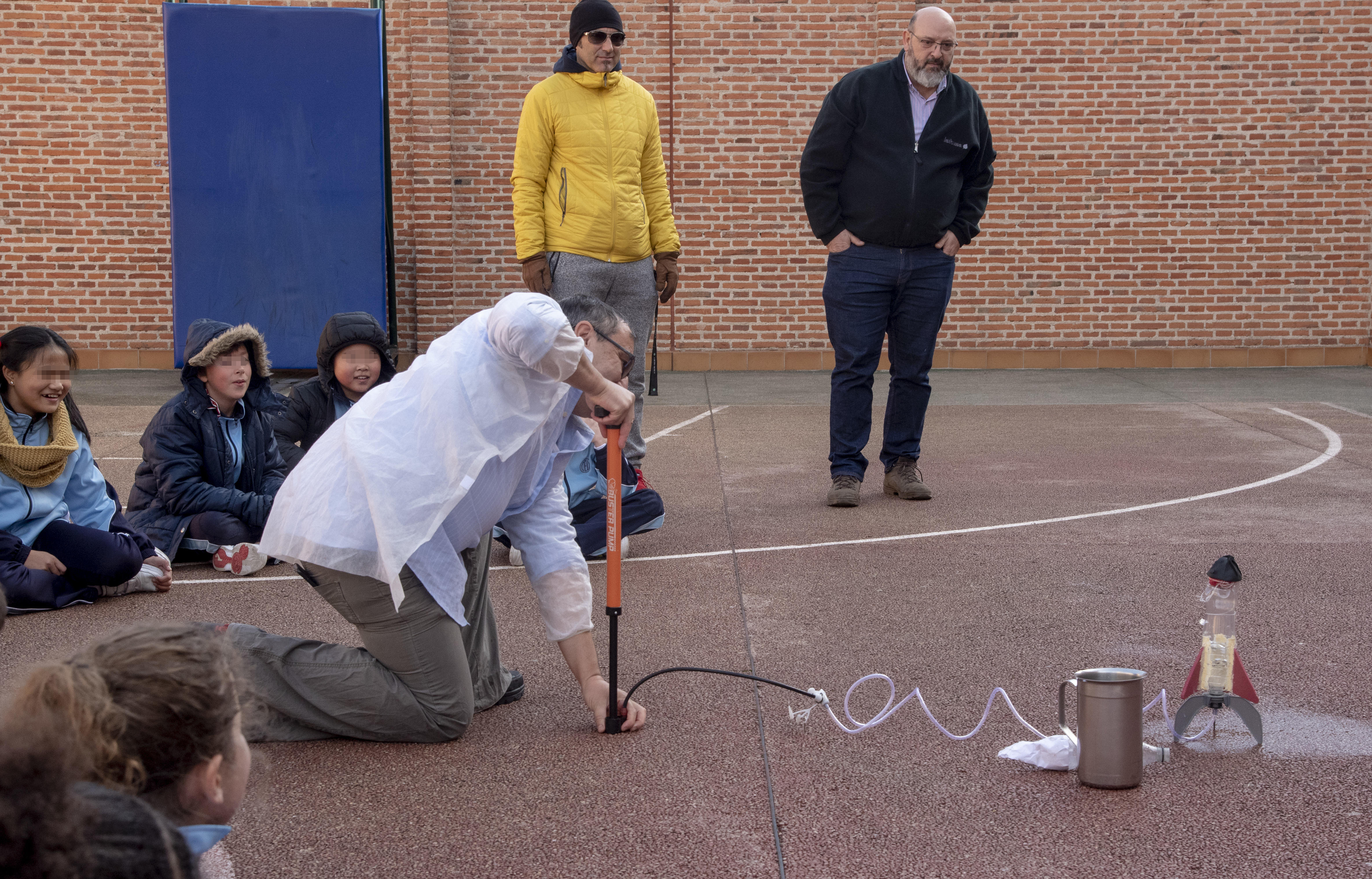 Lanzamiento cohete de agua en el patio de un colegio