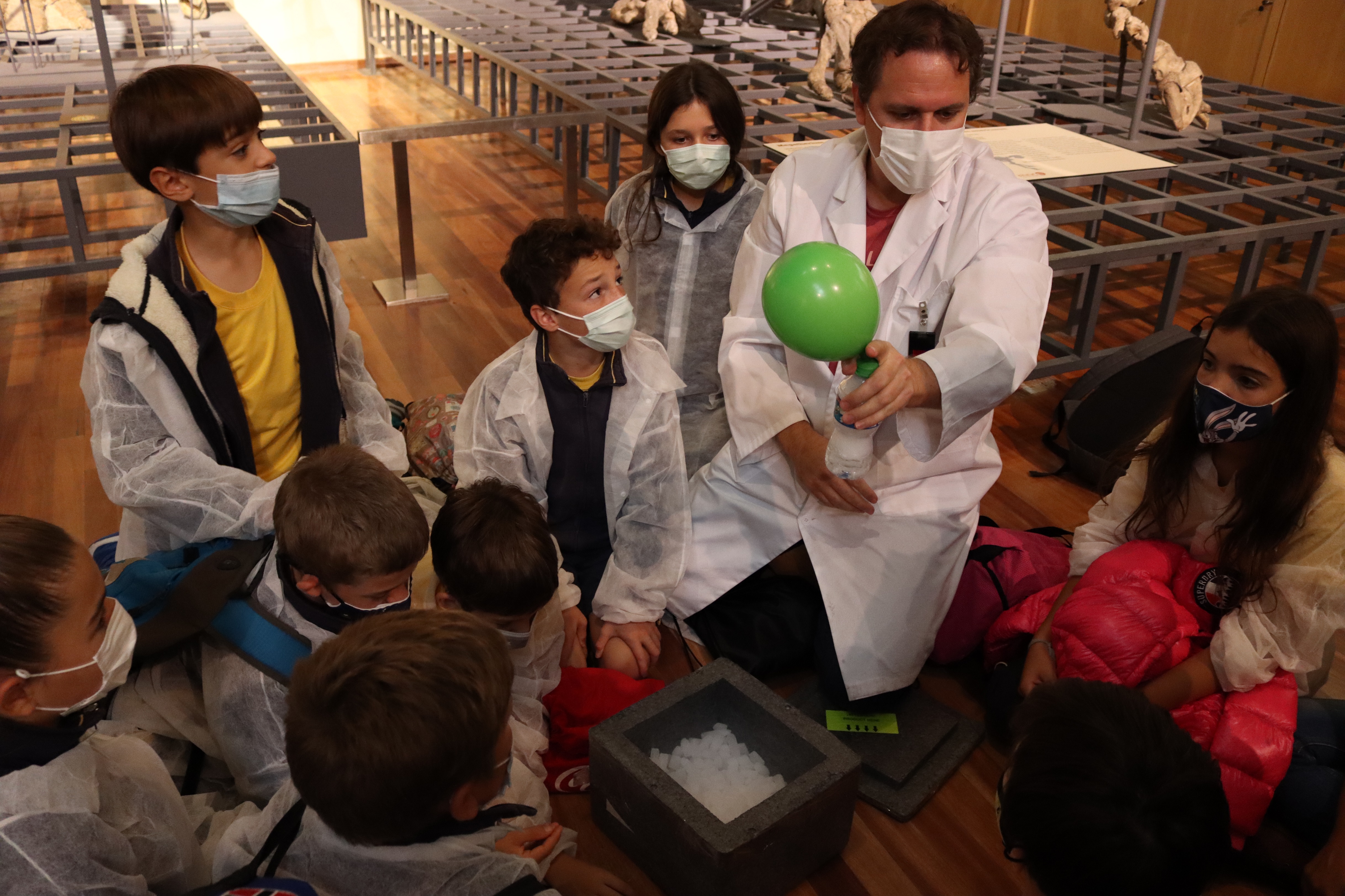 Imagen de niños haciendo la actividad