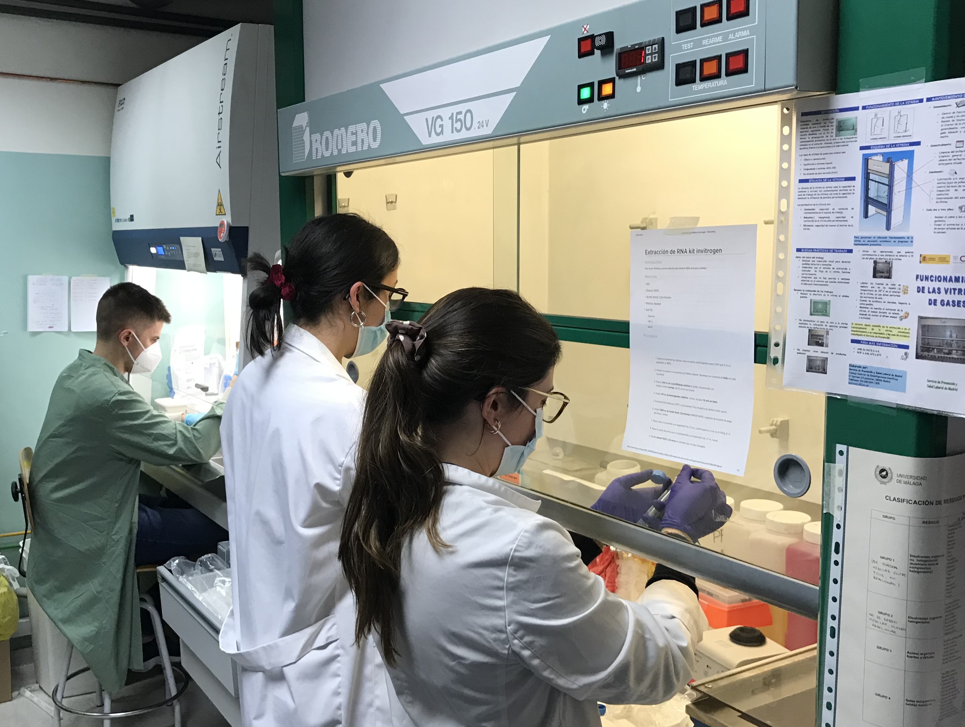 Investigadoras trabajando en el laboratorio