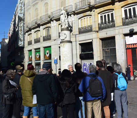 Manuel Duque hablando a los asistentes bajo la Mariblanca de la Puerta del Sol