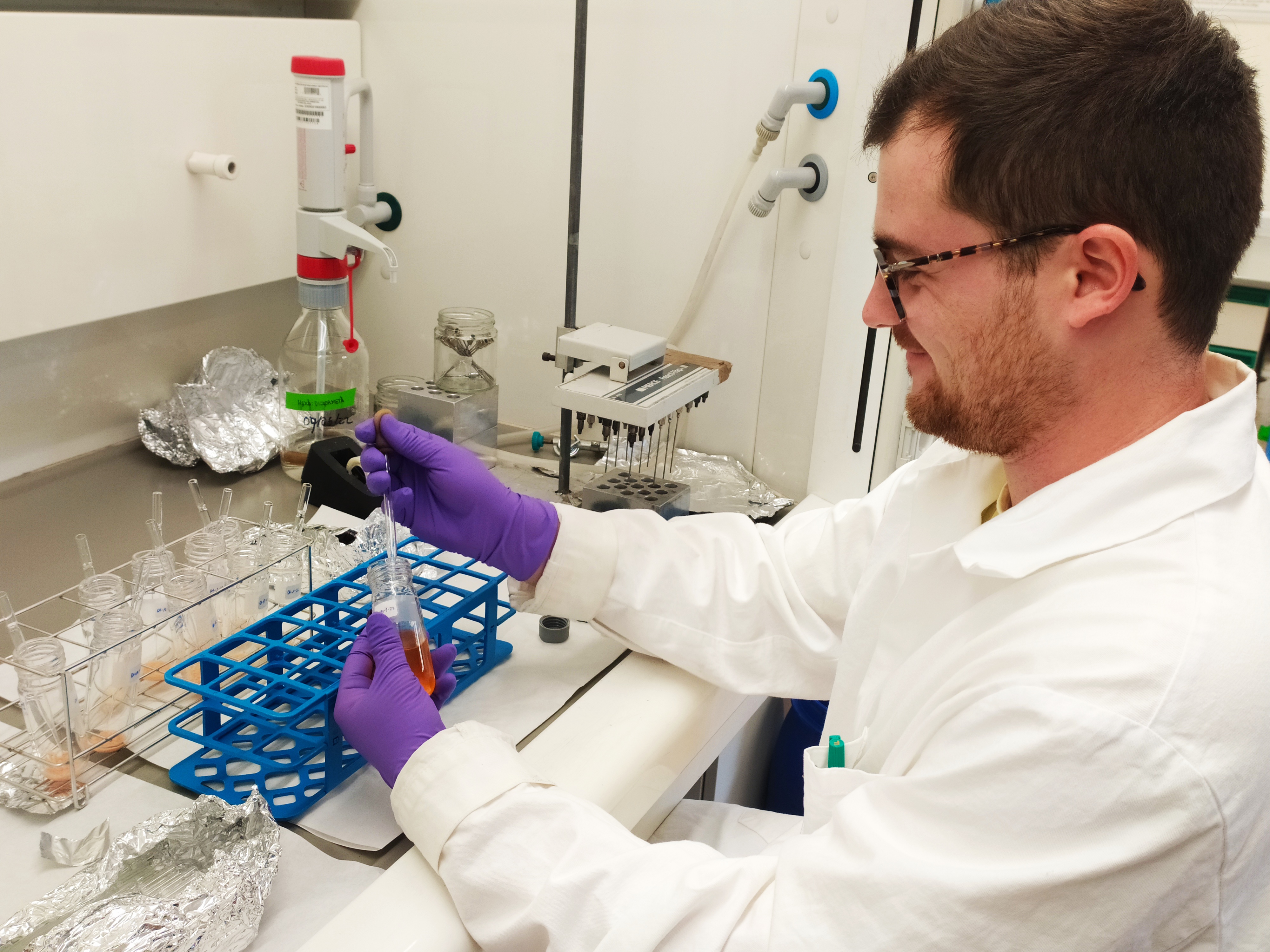 Investigador analizando muestras en el laboratorio