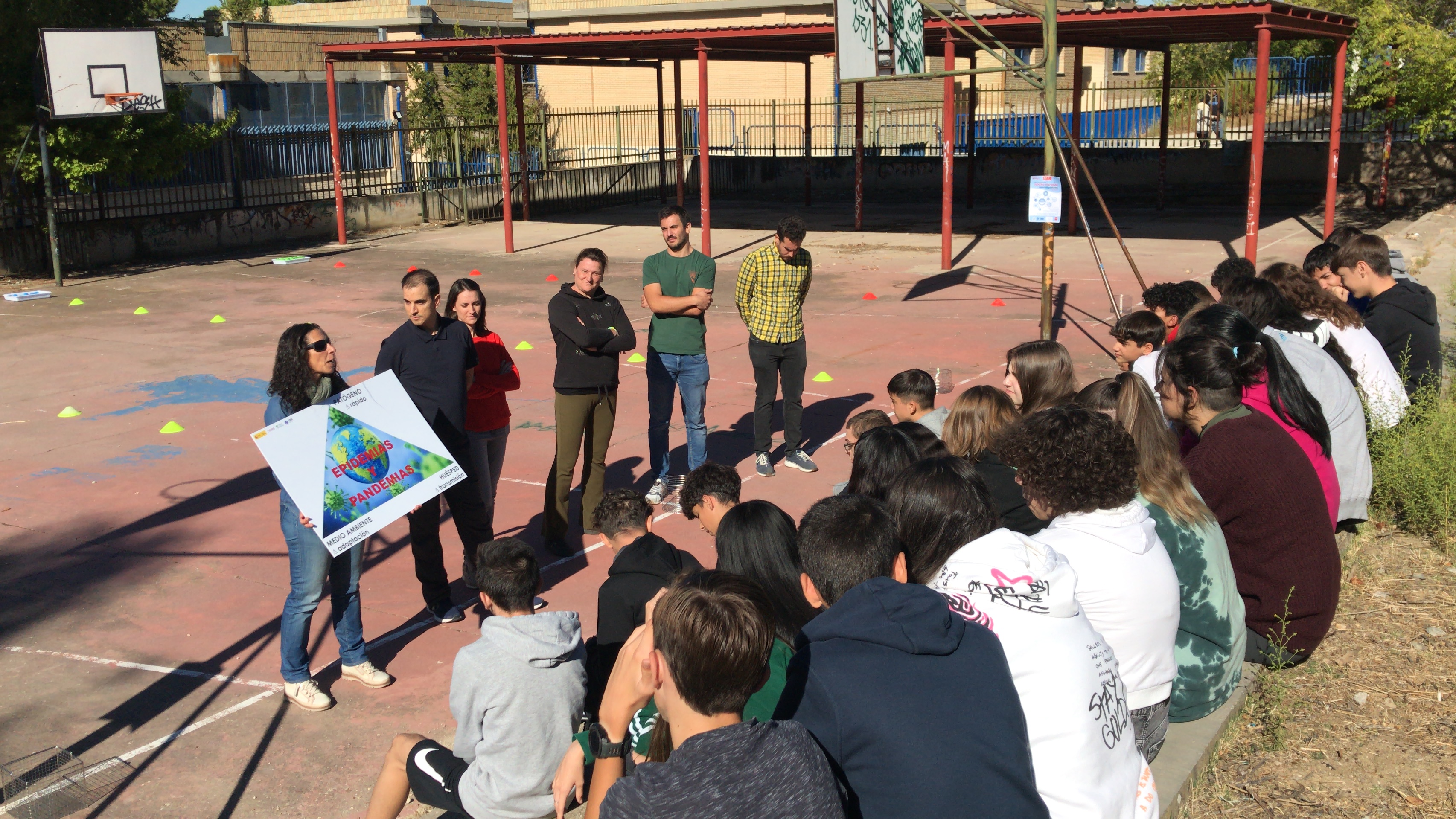 Los participantes hacen los equipos antes de iniciar la dinámica